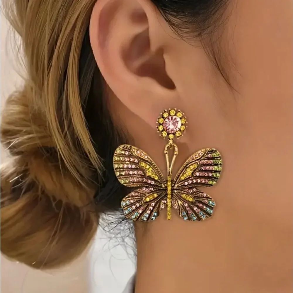 🦋 Betsey Johnson stunning crystal dangle butterfly earrings 🦋